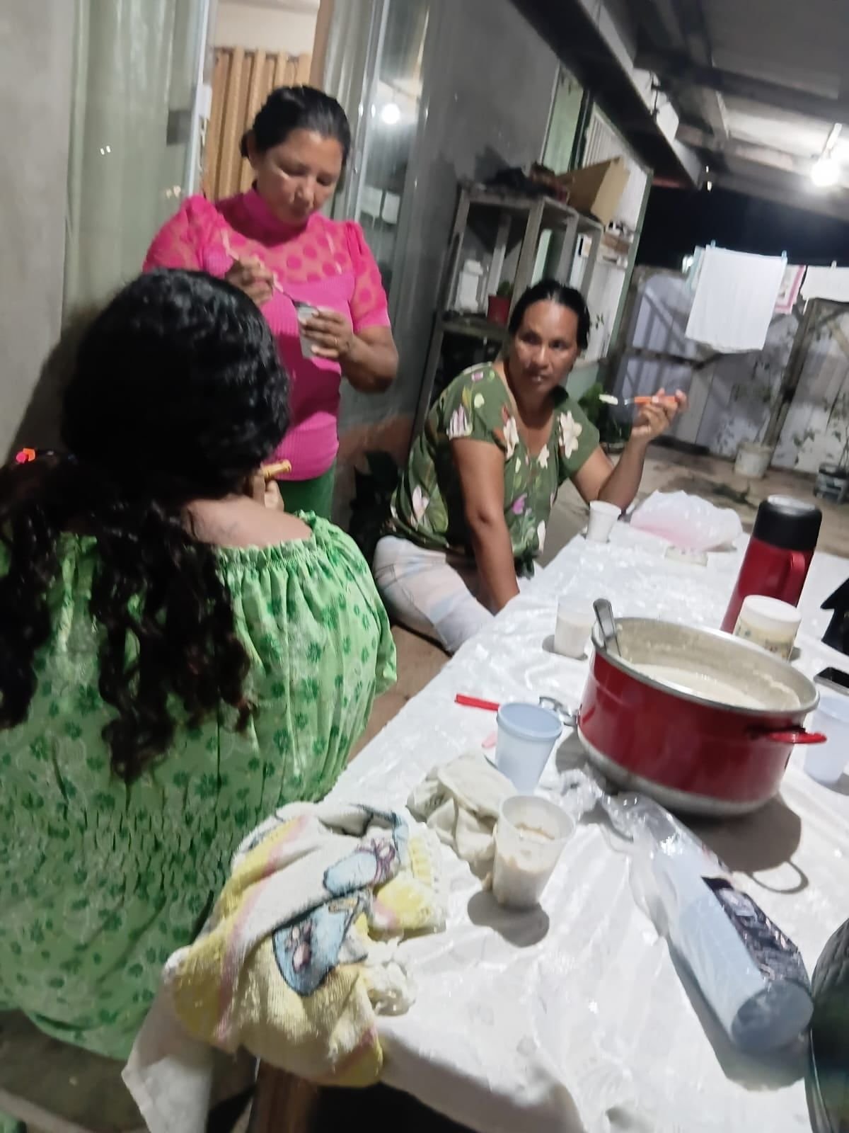 Mulheres preparando alimentos em uma cozinha