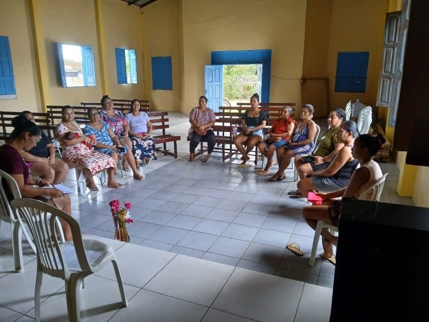 Roda de conversa numa sala com cadeiras