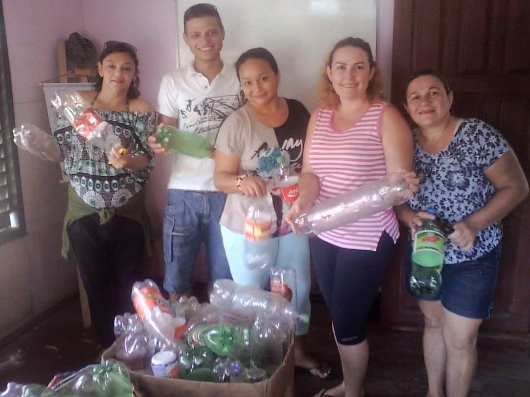 Grupo segurando garrafas PET coletadas