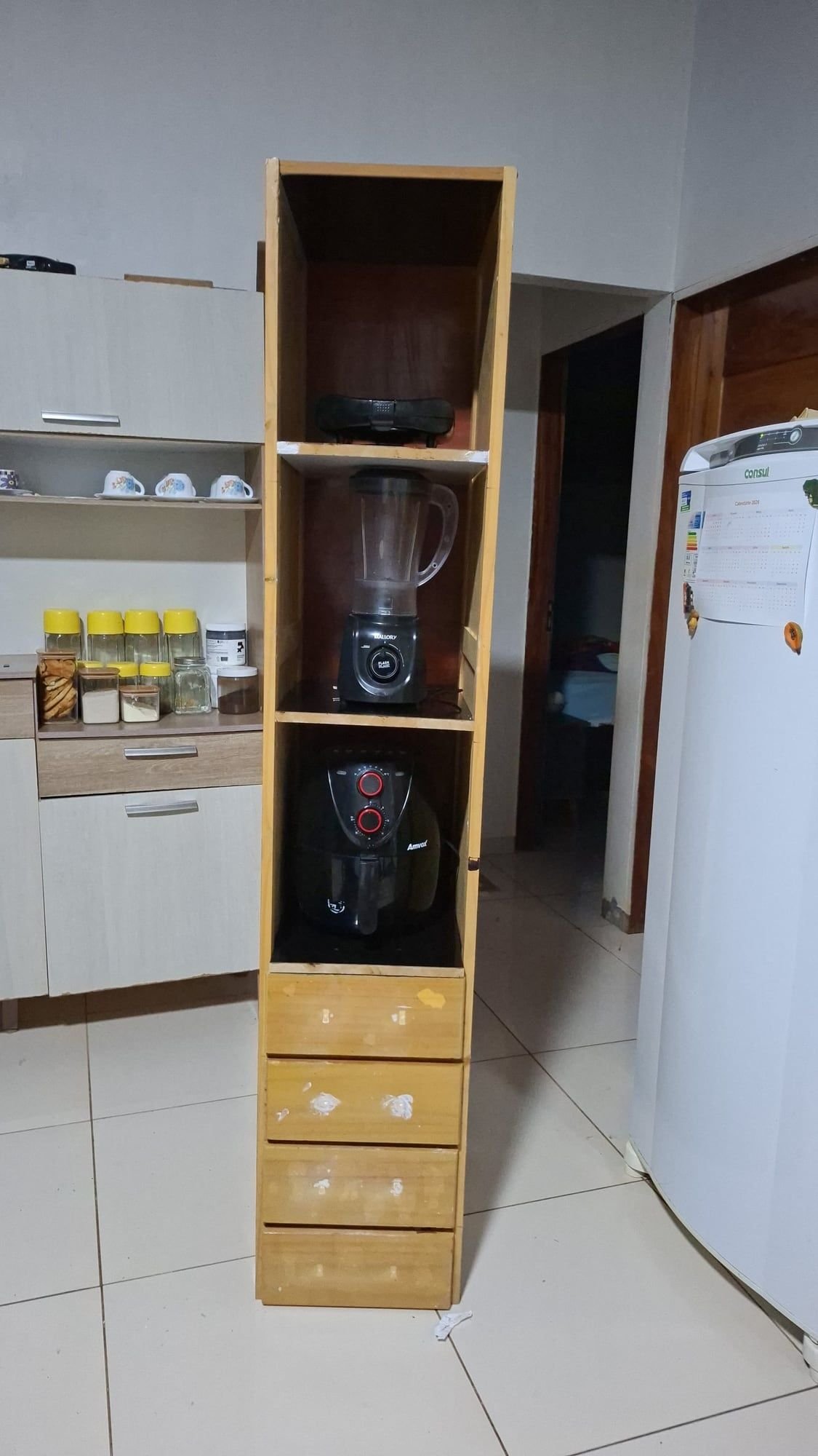 Estante de madeira reformada numa cozinha